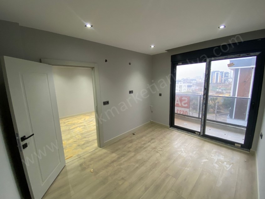 TRAMVAYIN DİBİNDE, MASALPARKA YAKIN, LÜKS KATTA SATILIK DAİRE