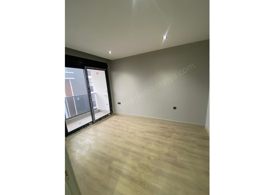 TRAMVAYIN DİBİNDE, MASALPARKA YAKIN, LÜKS KATTA SATILIK DAİRE