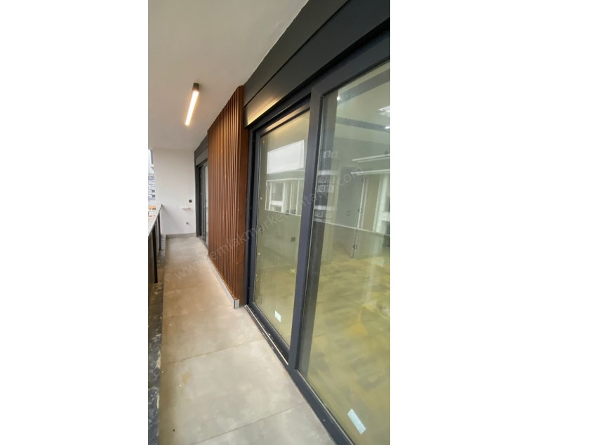 TRAMVAYIN DİBİNDE, MASALPARKA YAKIN, LÜKS KATTA SATILIK DAİRE