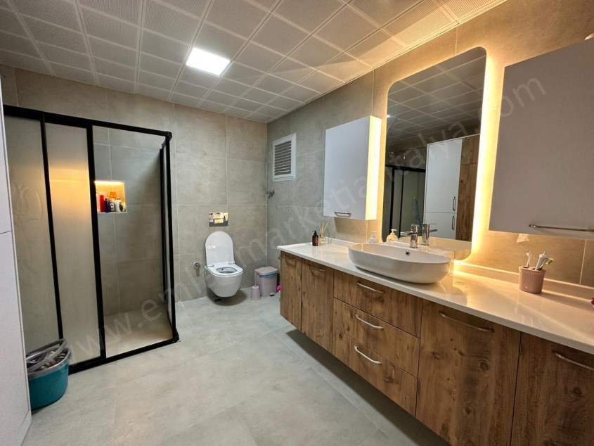 DENİZE 100 MT. MESAFEDE İÇİ YAPILI EBEVEYN BANYOLU ARAKAT 3+1