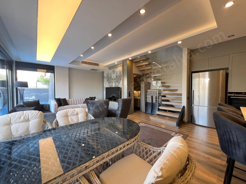 MÜSTAKİL HAVUZLU , YERDEN ISITMALI LÜKS TRİPLEKS !