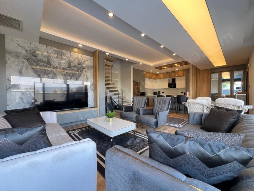 MÜSTAKİL HAVUZLU , YERDEN ISITMALI LÜKS TRİPLEKS !