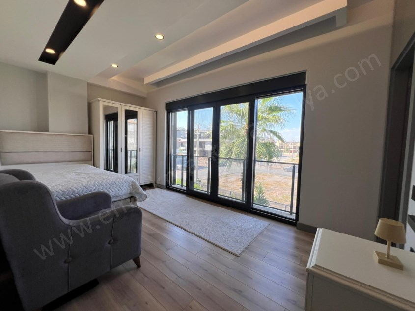 MÜSTAKİL HAVUZLU , YERDEN ISITMALI LÜKS TRİPLEKS !