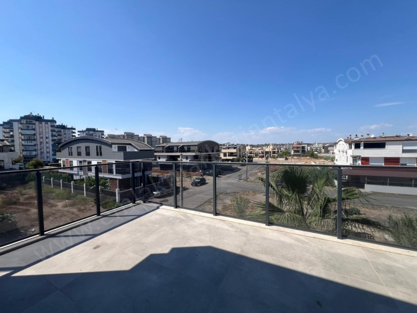 MÜSTAKİL HAVUZLU , YERDEN ISITMALI LÜKS TRİPLEKS !