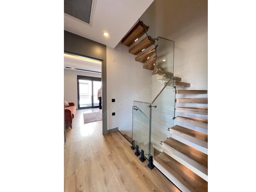 MÜSTAKİL HAVUZLU , YERDEN ISITMALI LÜKS TRİPLEKS !