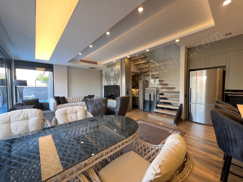 MÜSTAKİL HAVUZLU , YERDEN ISITMALI LÜKS TRİPLEKS !