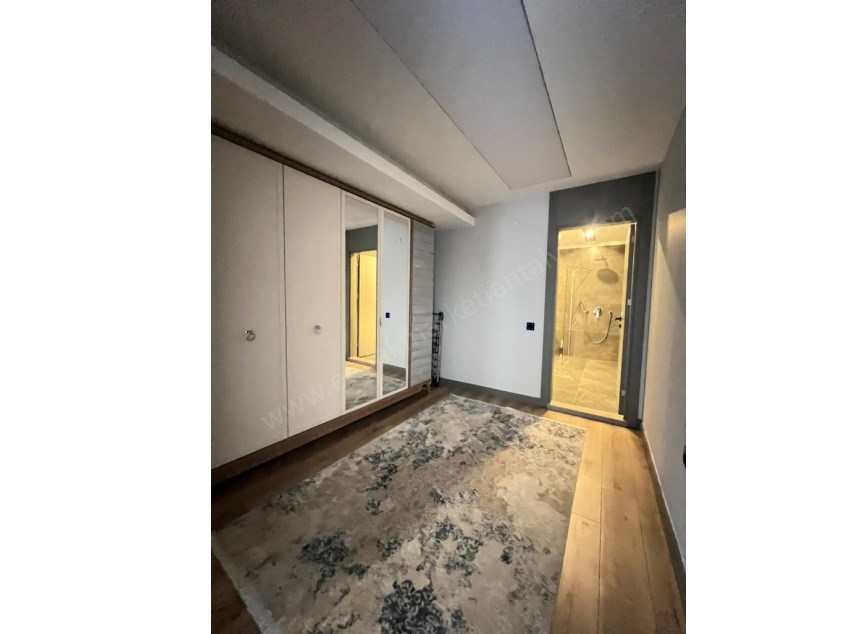 MÜSTAKİL HAVUZLU , YERDEN ISITMALI LÜKS TRİPLEKS !