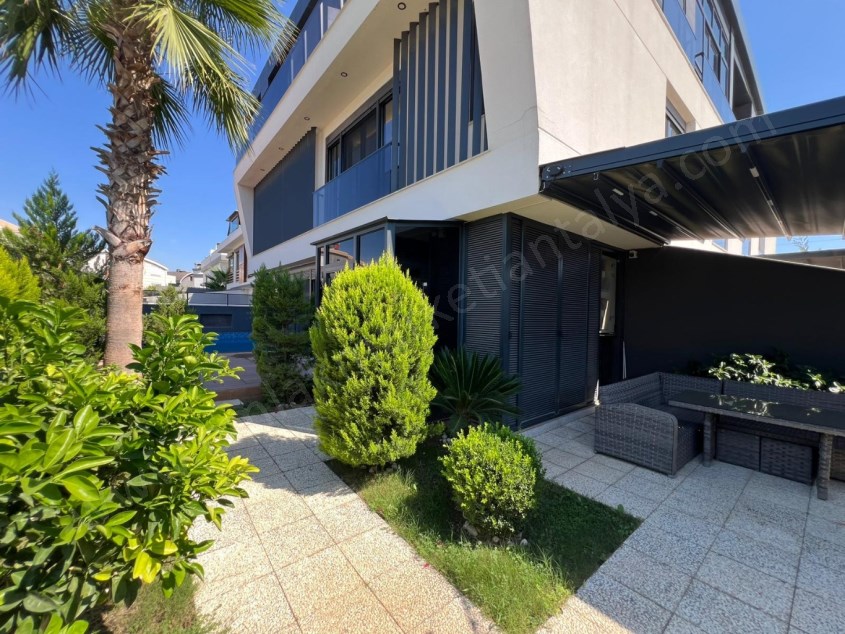 MÜSTAKİL HAVUZLU , YERDEN ISITMALI LÜKS TRİPLEKS !