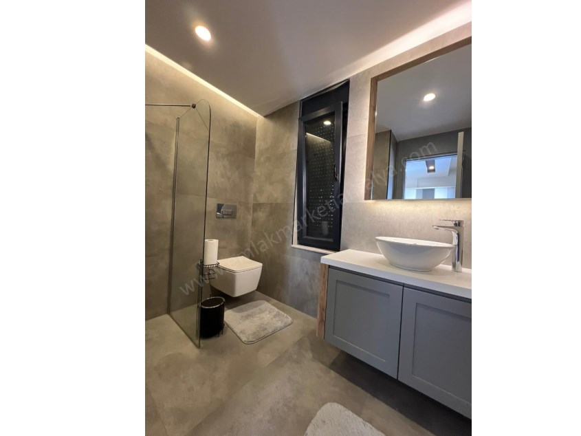 MÜSTAKİL HAVUZLU , YERDEN ISITMALI LÜKS TRİPLEKS !