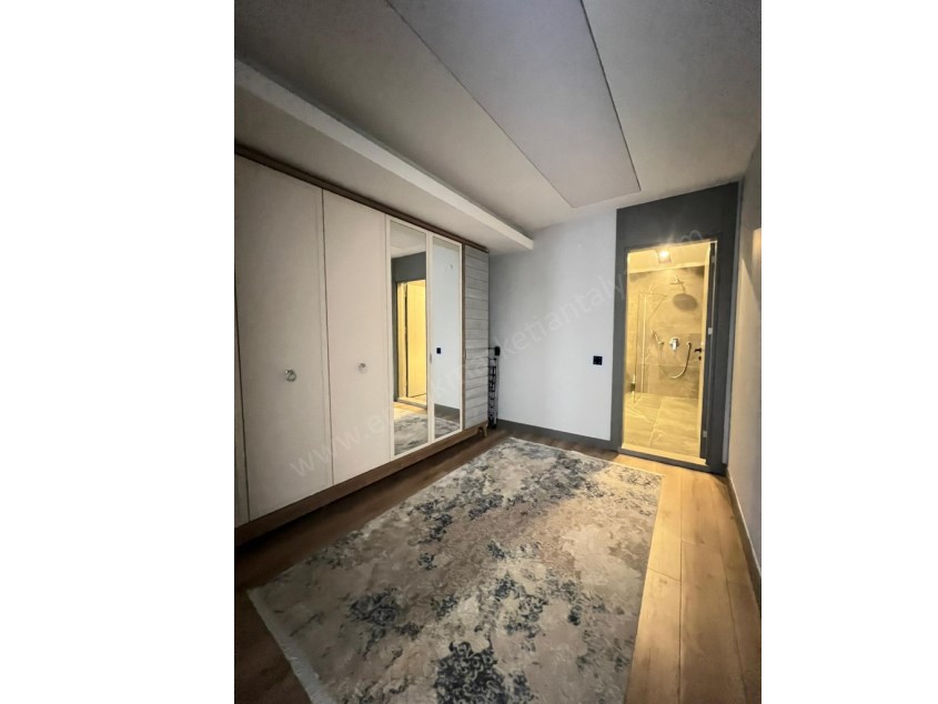 MÜSTAKİL HAVUZLU , YERDEN ISITMALI LÜKS TRİPLEKS !