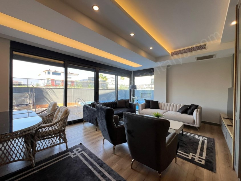 MÜSTAKİL HAVUZLU , YERDEN ISITMALI LÜKS TRİPLEKS !