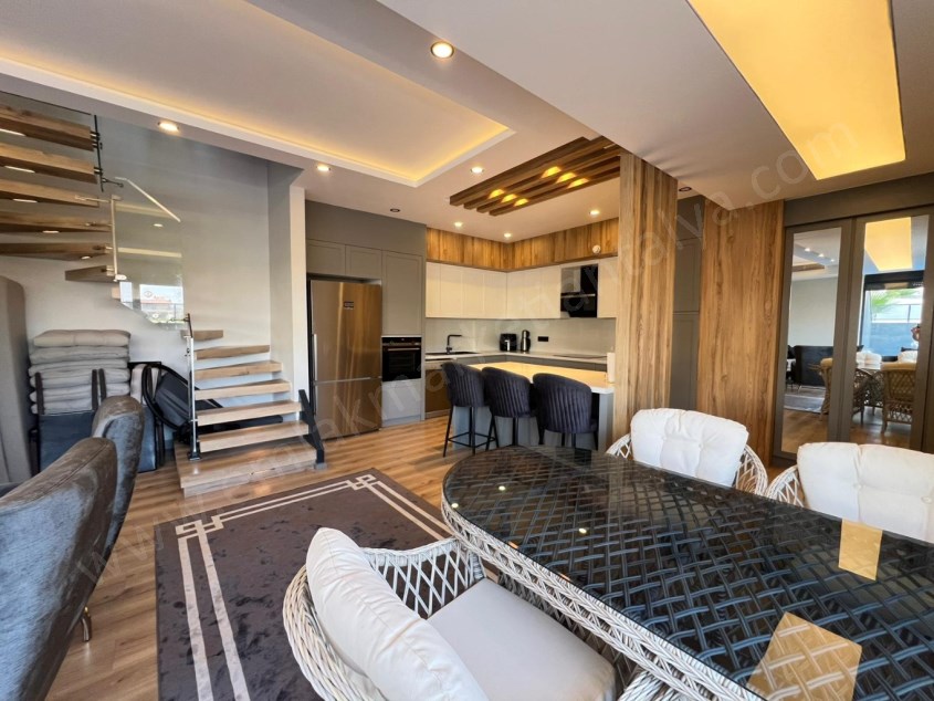 MÜSTAKİL HAVUZLU , YERDEN ISITMALI LÜKS TRİPLEKS !