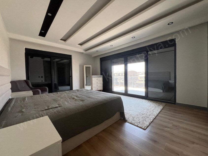 MÜSTAKİL HAVUZLU , YERDEN ISITMALI LÜKS TRİPLEKS !