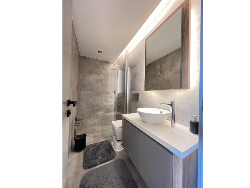 MÜSTAKİL HAVUZLU , YERDEN ISITMALI LÜKS TRİPLEKS !