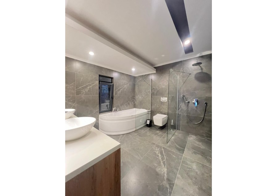 MÜSTAKİL HAVUZLU , YERDEN ISITMALI LÜKS TRİPLEKS !