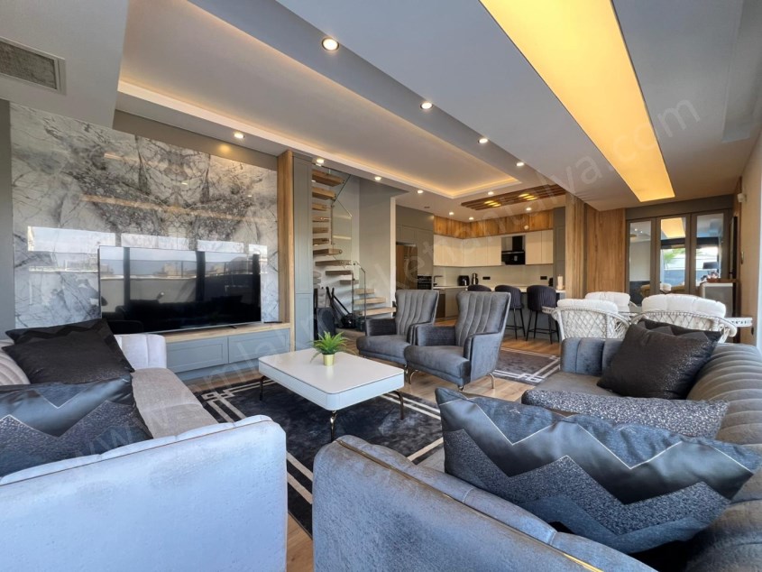 MÜSTAKİL HAVUZLU , YERDEN ISITMALI LÜKS TRİPLEKS !