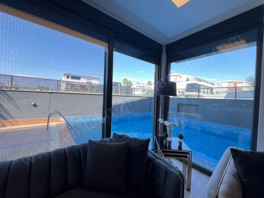 MÜSTAKİL HAVUZLU , YERDEN ISITMALI LÜKS TRİPLEKS !