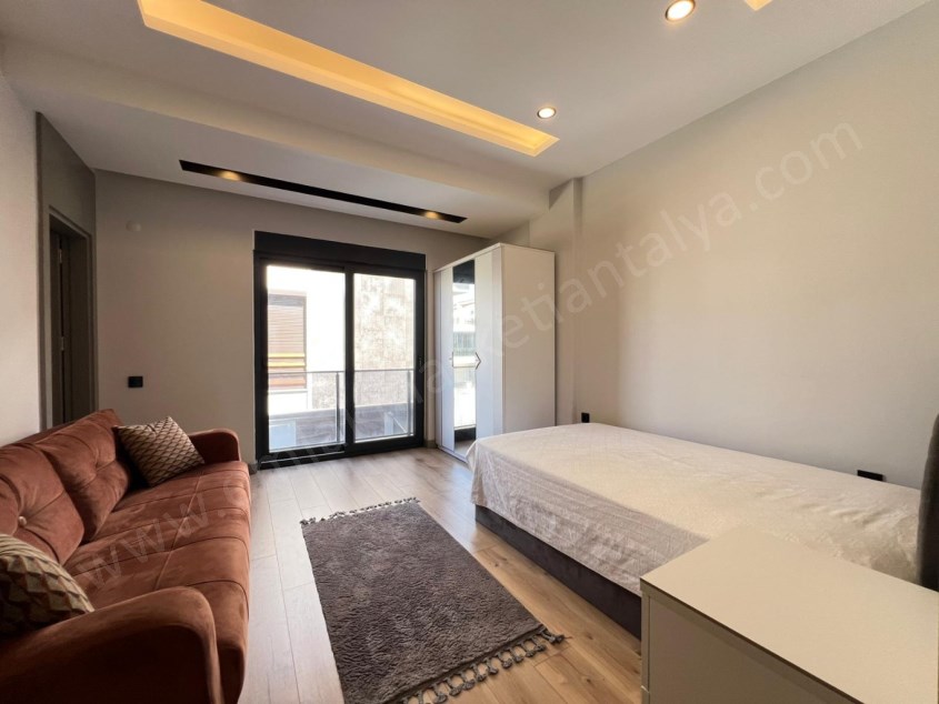 MÜSTAKİL HAVUZLU , YERDEN ISITMALI LÜKS TRİPLEKS !