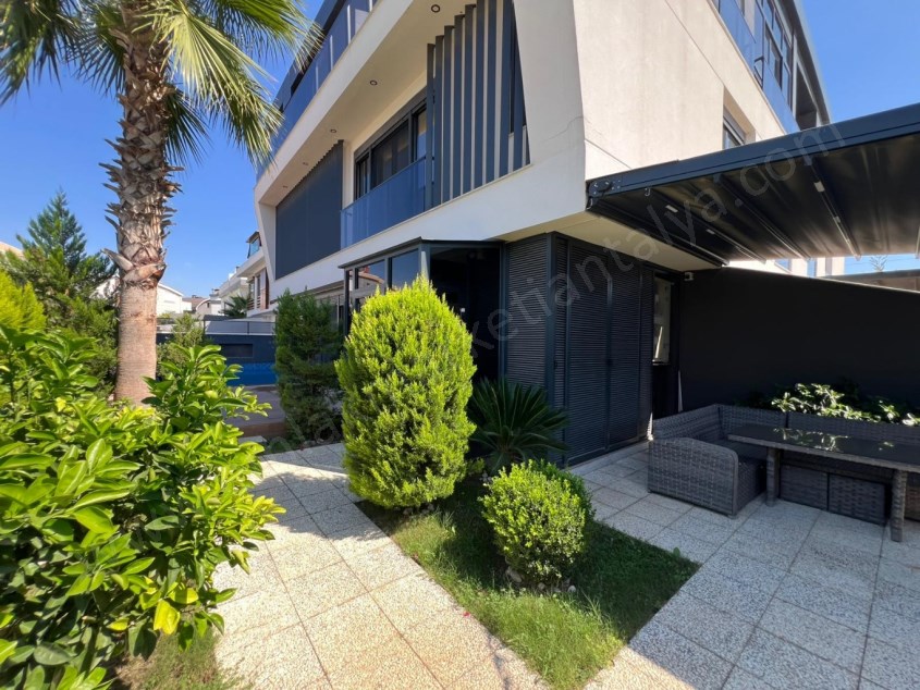 MÜSTAKİL HAVUZLU , YERDEN ISITMALI LÜKS TRİPLEKS !