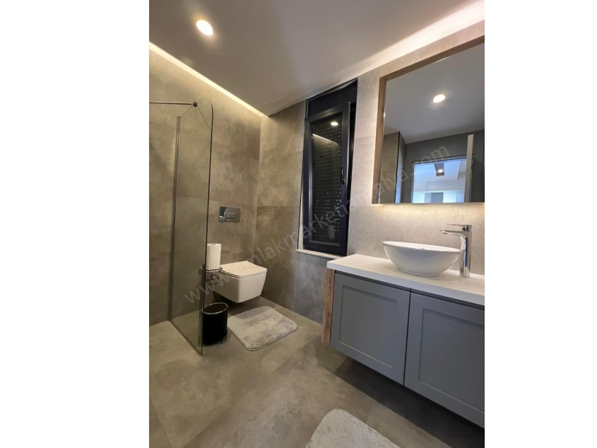 MÜSTAKİL HAVUZLU , YERDEN ISITMALI LÜKS TRİPLEKS !