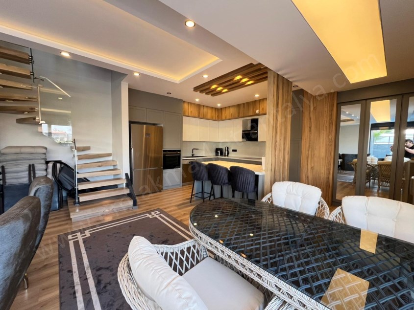 MÜSTAKİL HAVUZLU , YERDEN ISITMALI LÜKS TRİPLEKS !