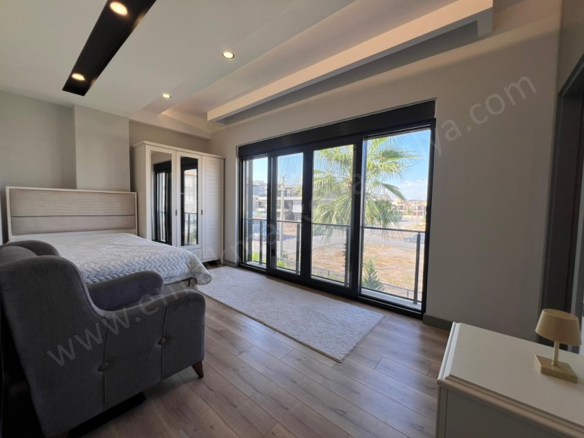 MÜSTAKİL HAVUZLU , YERDEN ISITMALI LÜKS TRİPLEKS !