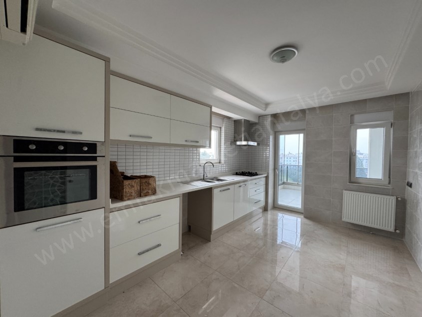 YENİGÜNDE HAVUZLU SİTE İÇİ ÇİFT BANYOLU FIRSAT 3+1 DAİRE 