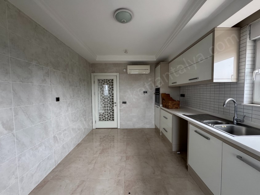 YENİGÜNDE HAVUZLU SİTE İÇİ ÇİFT BANYOLU FIRSAT 3+1 DAİRE 