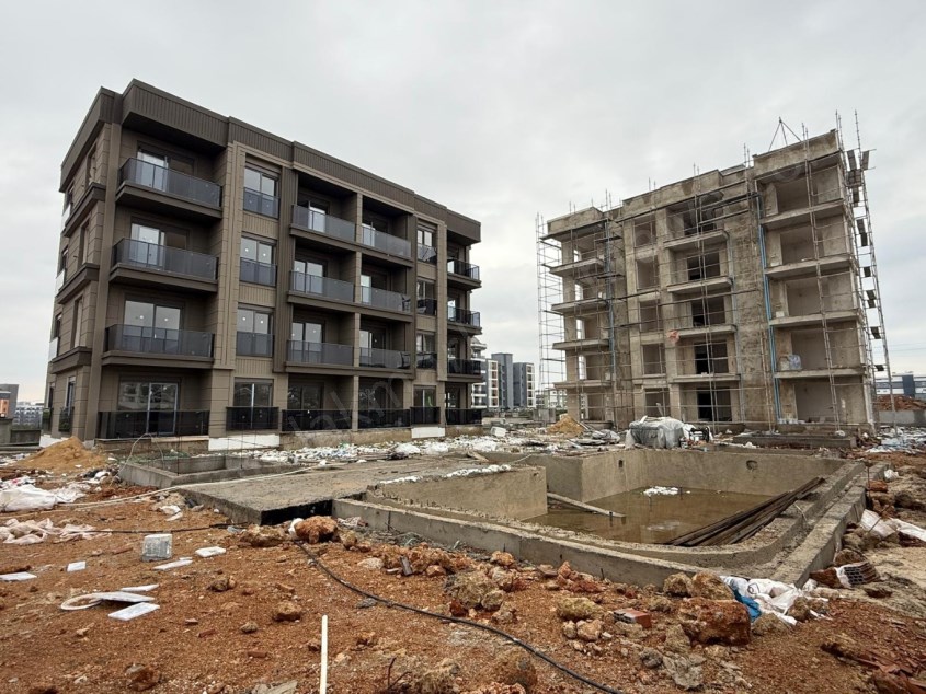 ALTINTAŞTA SIFIR , LÜKS , HAVUZLU 2+1 SATILIK DAİRE