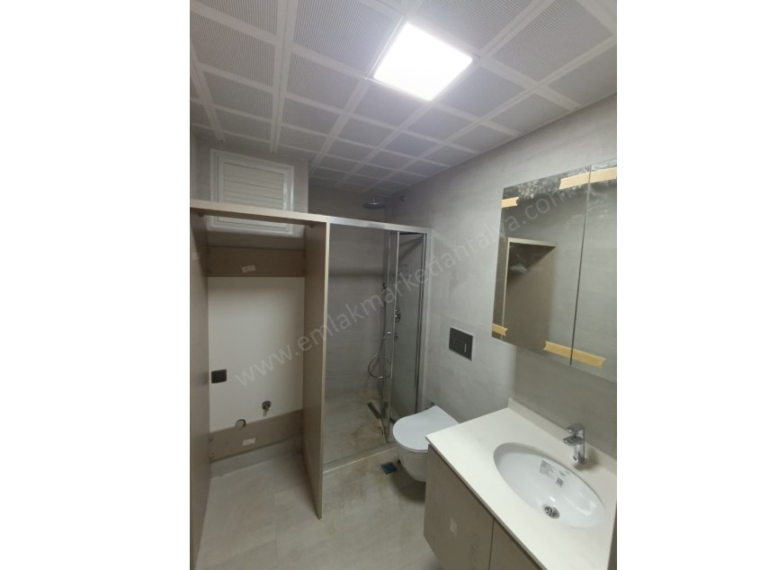 TRAMVAYIN DİBİNDE , LÜKS , KATTA , ASANSÖRLÜ 1+1 KİRALIK DAİRE