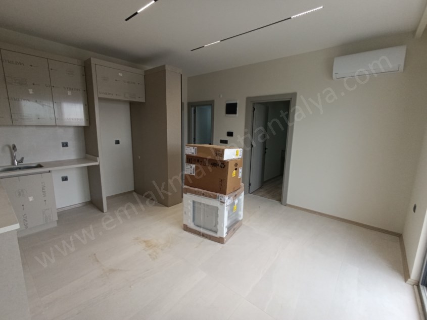 TRAMVAYIN DİBİNDE , LÜKS , KATTA , ASANSÖRLÜ 1+1 KİRALIK DAİRE