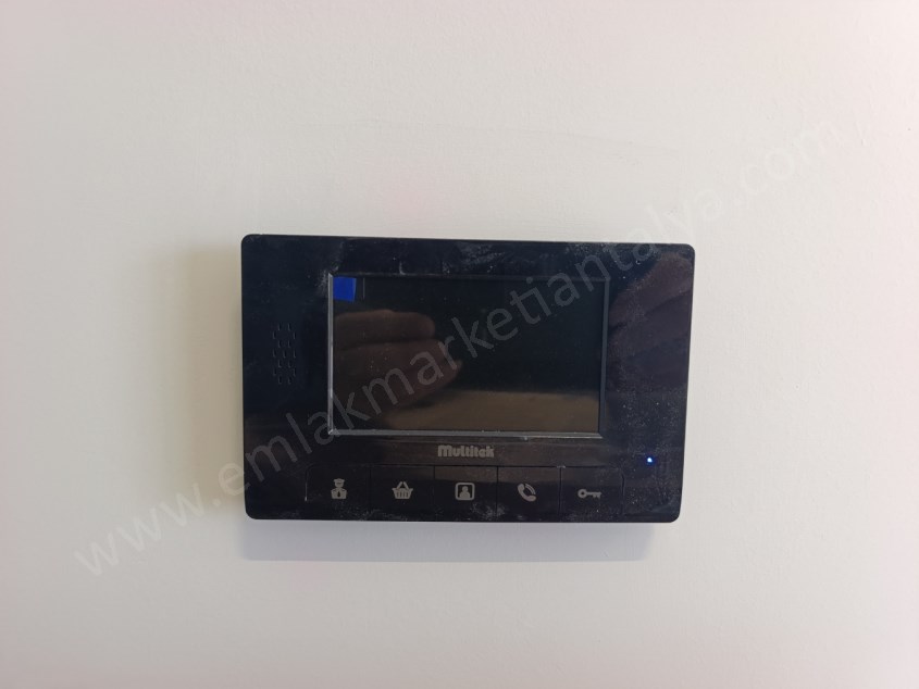 TRAMVAYIN DİBİNDE , LÜKS , KATTA , ASANSÖRLÜ 1+1 KİRALIK DAİRE