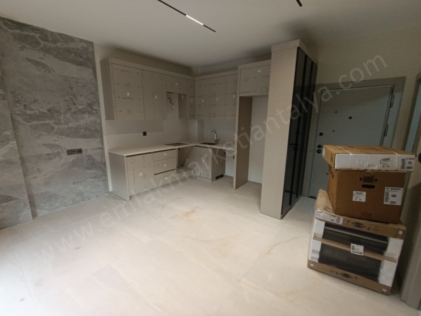 TRAMVAYIN DİBİNDE , LÜKS , KATTA , ASANSÖRLÜ 1+1 KİRALIK DAİRE