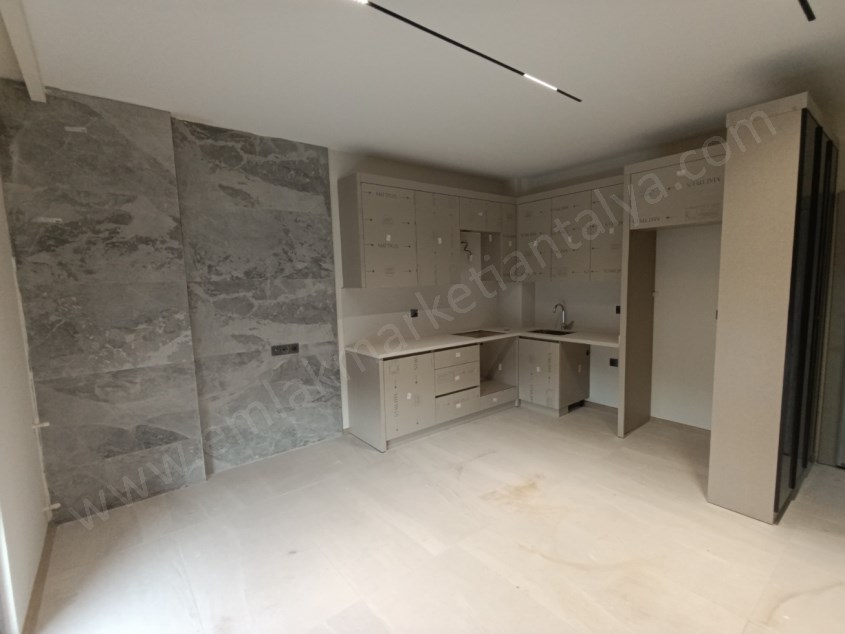 TRAMVAYIN DİBİNDE , LÜKS , KATTA , ASANSÖRLÜ 1+1 KİRALIK DAİRE