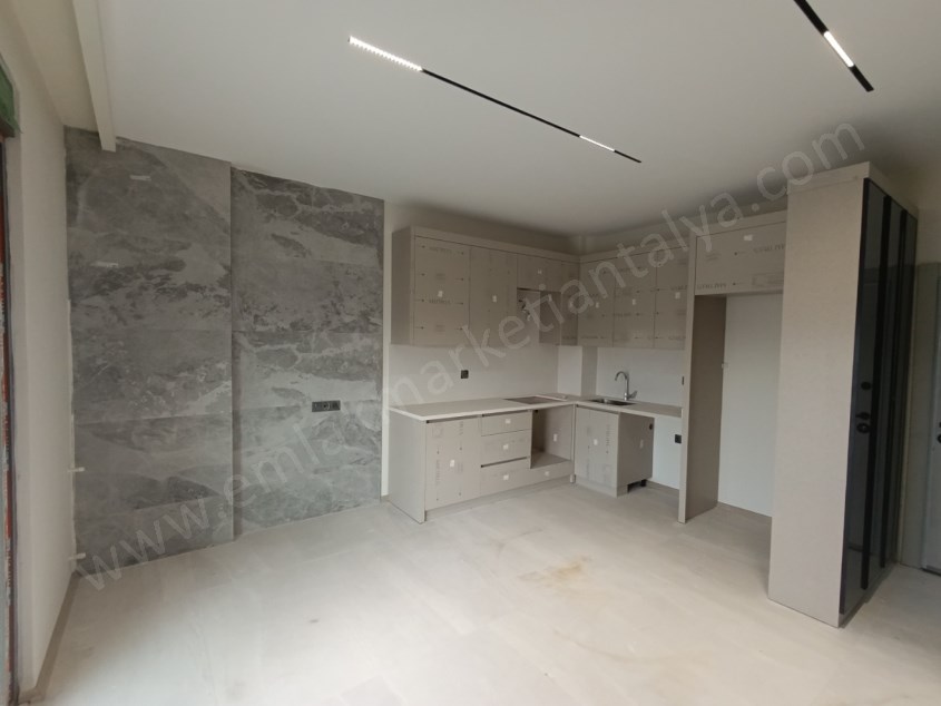 TRAMVAYIN DİBİNDE , LÜKS , KATTA , ASANSÖRLÜ 1+1 KİRALIK DAİRE