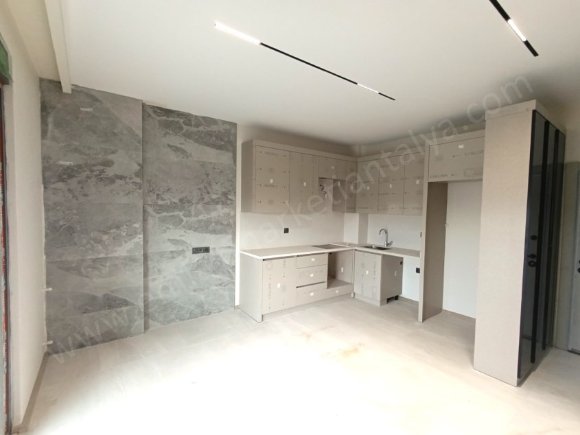 TRAMVAYIN DİBİNDE , LÜKS , KATTA , ASANSÖRLÜ 1+1 KİRALIK DAİRE