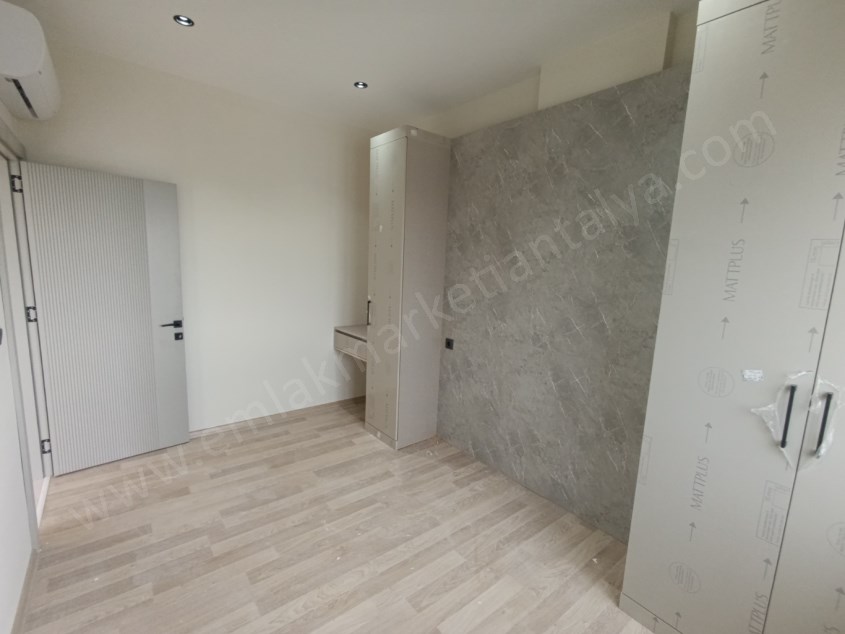 TRAMVAYIN DİBİNDE , LÜKS , KATTA , ASANSÖRLÜ 1+1 KİRALIK DAİRE