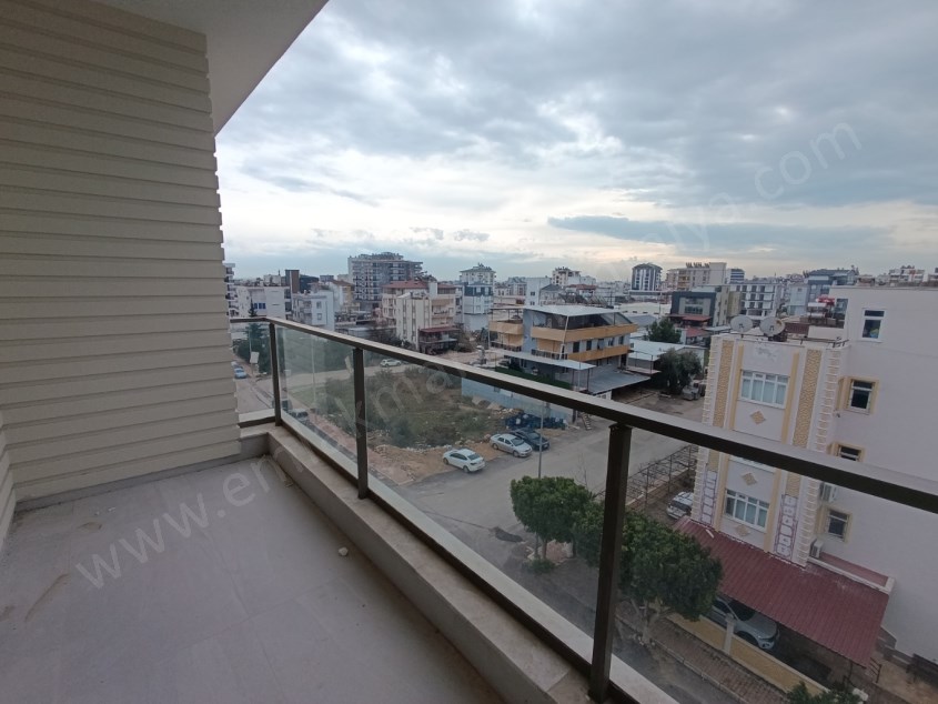 TRAMVAYIN DİBİNDE , LÜKS , KATTA , ASANSÖRLÜ 1+1 KİRALIK DAİRE