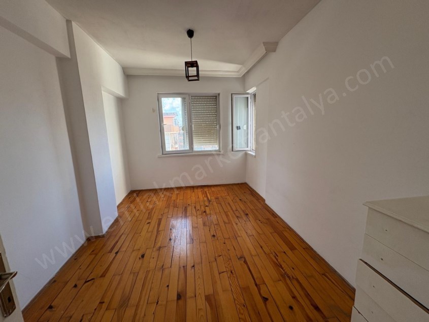 SERVİS GÜZERGAHINDA , ARAKAT , GENİŞ 3+1 KİRALIK