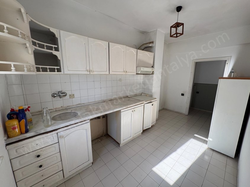 SERVİS GÜZERGAHINDA , ARAKAT , GENİŞ 3+1 KİRALIK