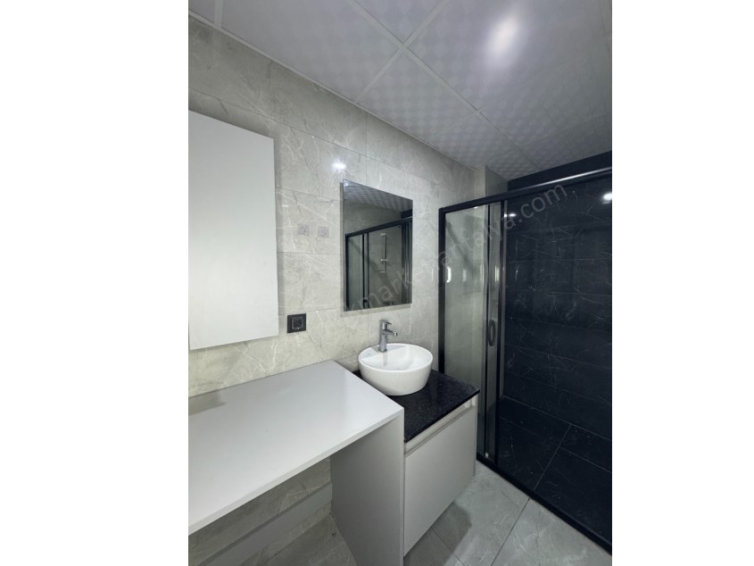 TRAMVAY DURAĞINA YAKIN KATTA GENİŞ KULLANIŞLI FIRSAT 2+1