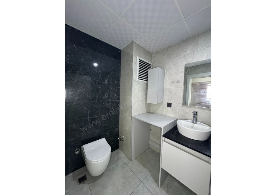 TRAMVAY DURAĞINA YAKIN KATTA GENİŞ KULLANIŞLI FIRSAT 2+1