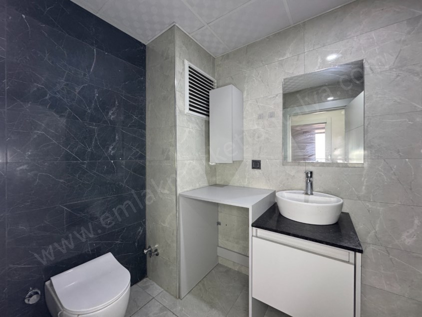 TRAMVAY DURAĞINA YAKIN KATTA GENİŞ KULLANIŞLI FIRSAT 2+1