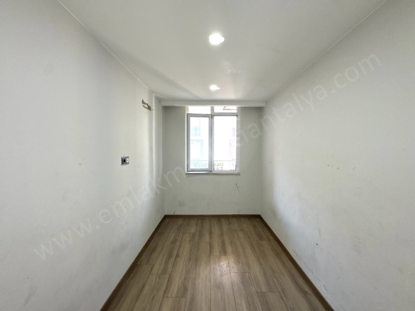 TRAMVAY DURAĞINA YAKIN KATTA GENİŞ KULLANIŞLI FIRSAT 2+1