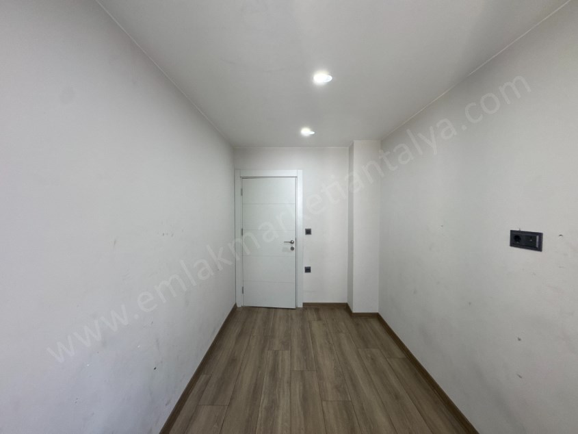 TRAMVAY DURAĞINA YAKIN KATTA GENİŞ KULLANIŞLI FIRSAT 2+1