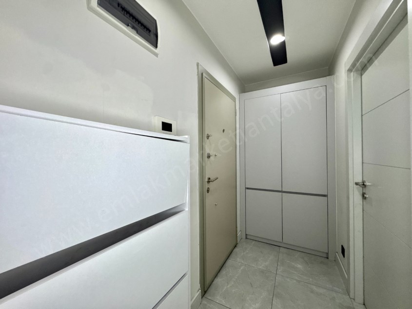 TRAMVAY DURAĞINA YAKIN KATTA GENİŞ KULLANIŞLI FIRSAT 2+1