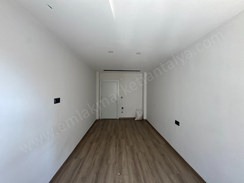 TRAMVAY DURAĞINA YAKIN KATTA GENİŞ KULLANIŞLI FIRSAT 2+1