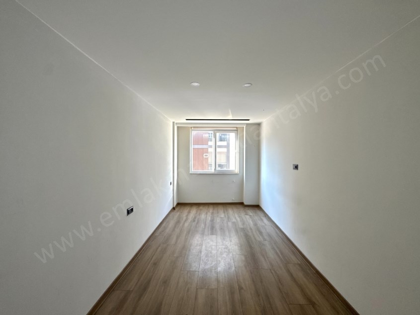 TRAMVAY DURAĞINA YAKIN KATTA GENİŞ KULLANIŞLI FIRSAT 2+1