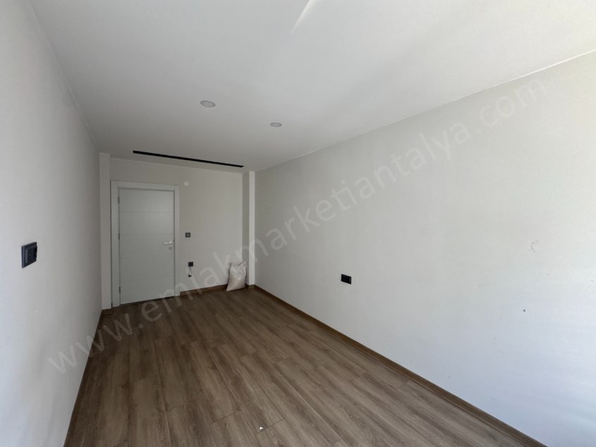 TRAMVAY DURAĞINA YAKIN KATTA GENİŞ KULLANIŞLI FIRSAT 2+1