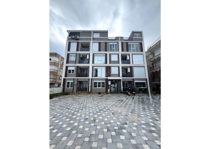 TRAMVAY DURAĞINA YAKIN KATTA GENİŞ KULLANIŞLI FIRSAT 2+1